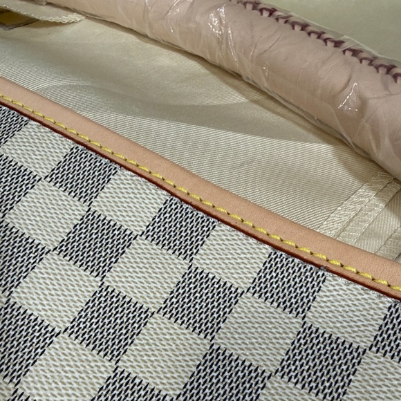 Elegant Shoulder Bag in Beige/Gray - Picture 3 of 9